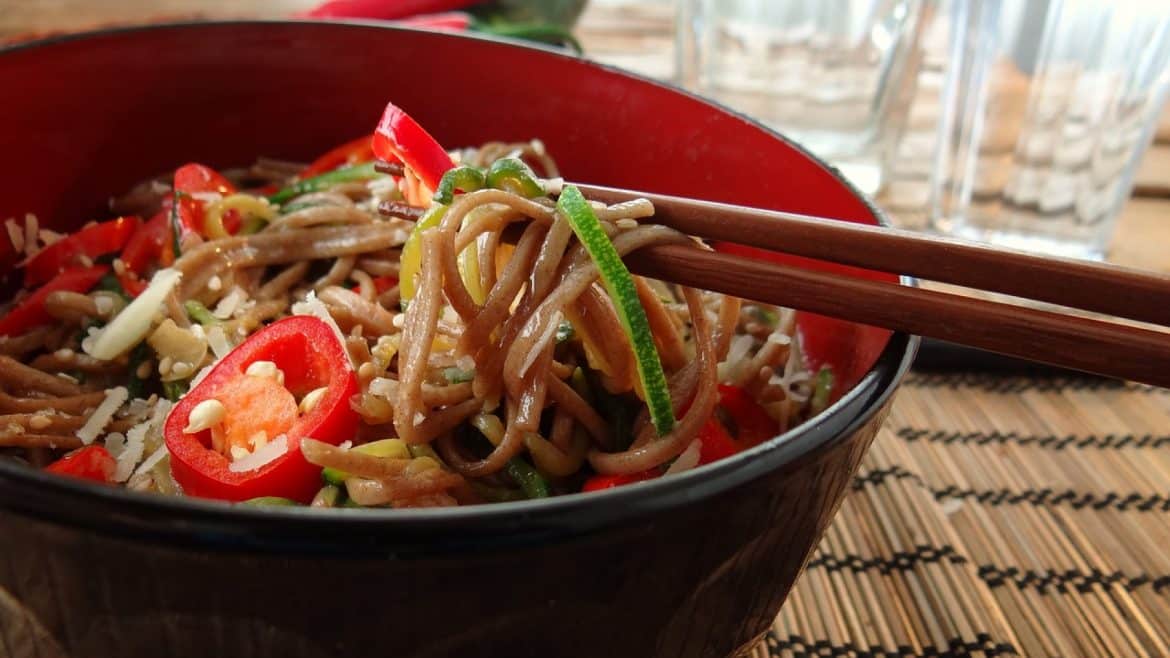 Les baguettes japonaises : un couvert typique des plats nippons