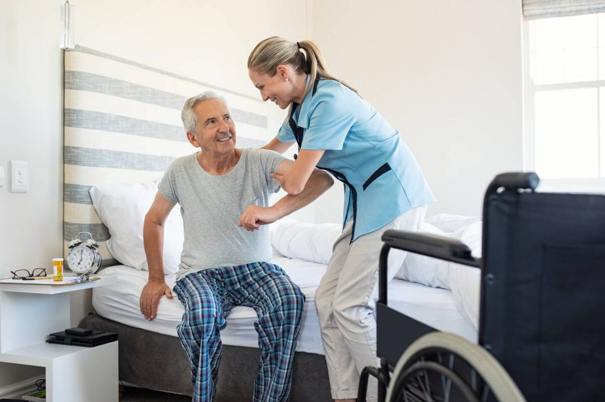 services aide à domicile auxiliaire de vie professionnel assistance soins personnes âgées senior mobilité réduite maison